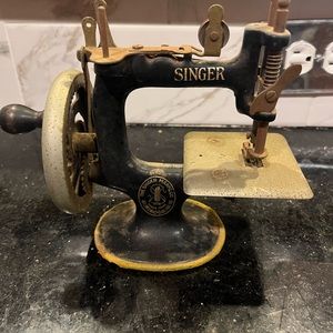Vintage Singer Miniature Sewing Machine Kids 1920s Hand-cranked Ornament Metal